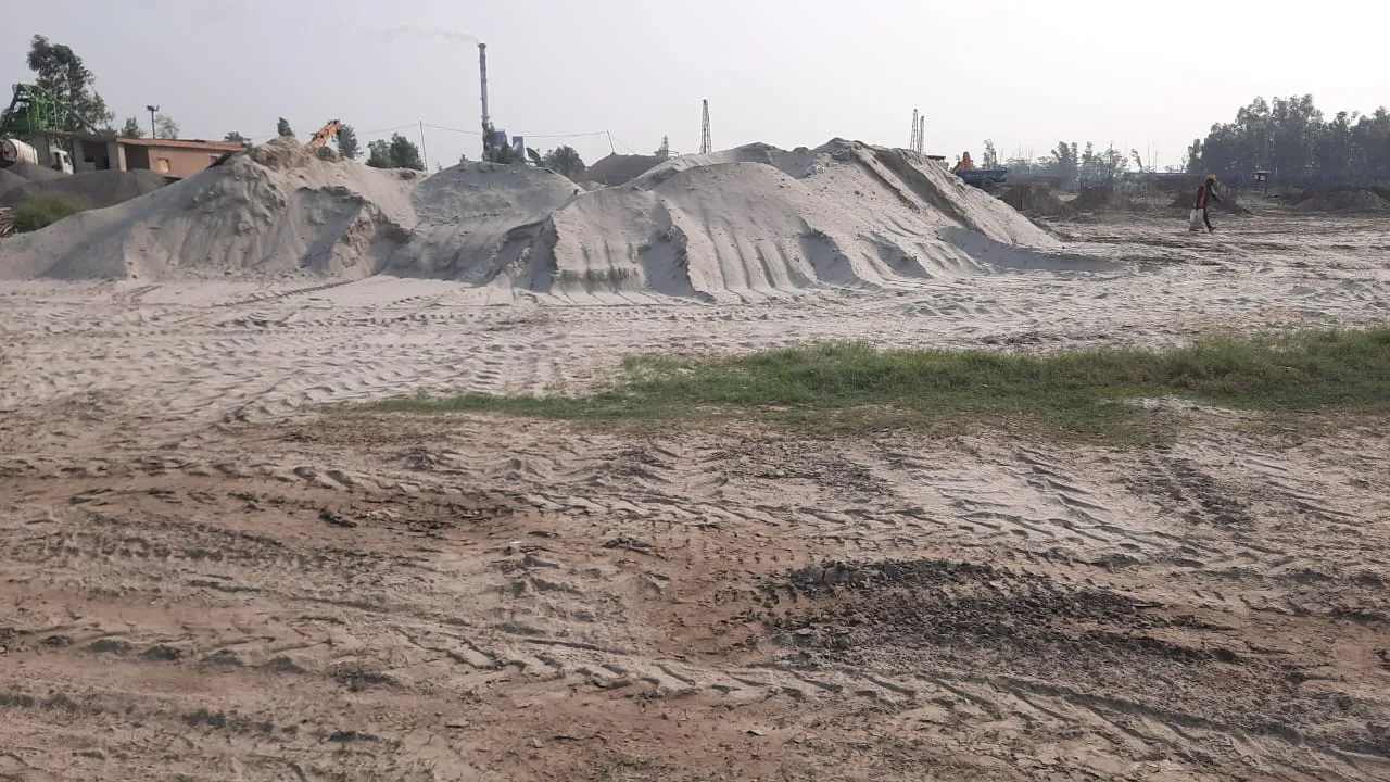 लखीमपुर खीरी: एसडीएम ने पकड़ा 657 घन मीटर अवैध बालू भंडारण 
