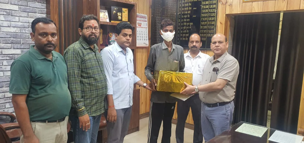 बरेली: मुख्य चिकित्सा अधिकारी ने क्षय रोगियों को वितरित किया पोषण आहार 