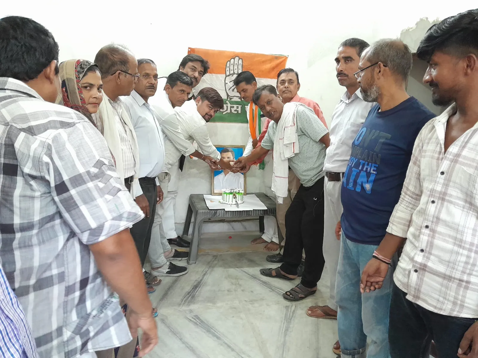 कासगंज: कांग्रेस कार्यकर्ताओं ने मनाया राहुल गांधी का जन्मदिन, केक काटकर की दीर्घायु की कामना
