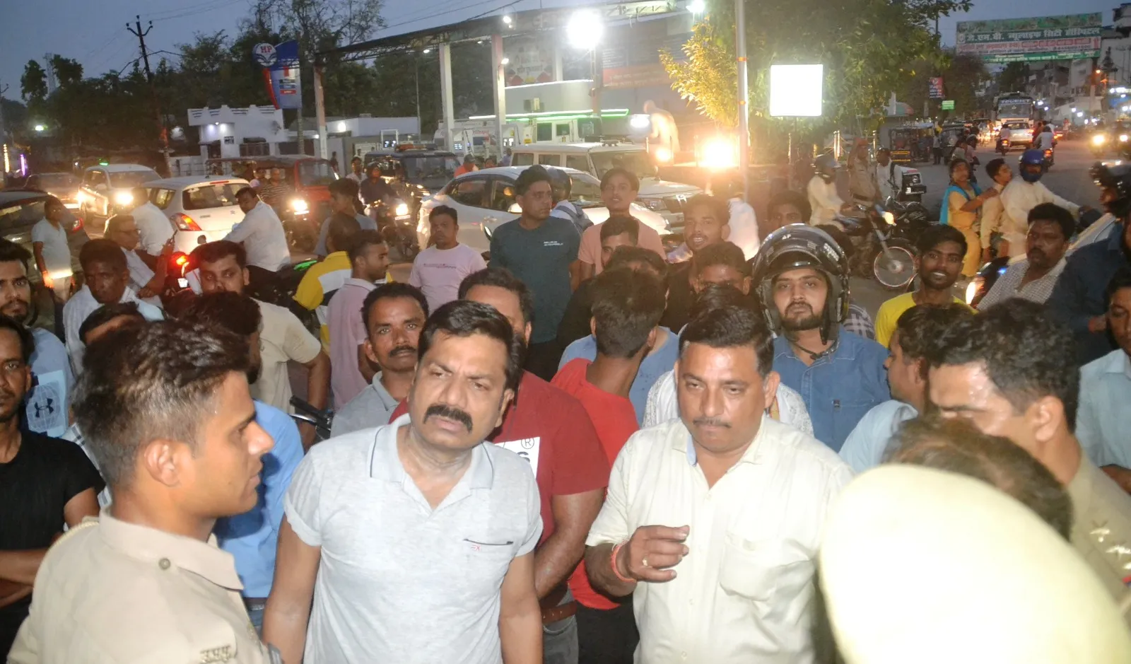 पीलीभीत: वाहन चेकिंग में रोके गए नगर प्रचारक, अभद्रता का आरोप लगाकर कार्यकर्ताओं ने किया हंगामा...सीओ ने पहुंचकर कराया शांत 