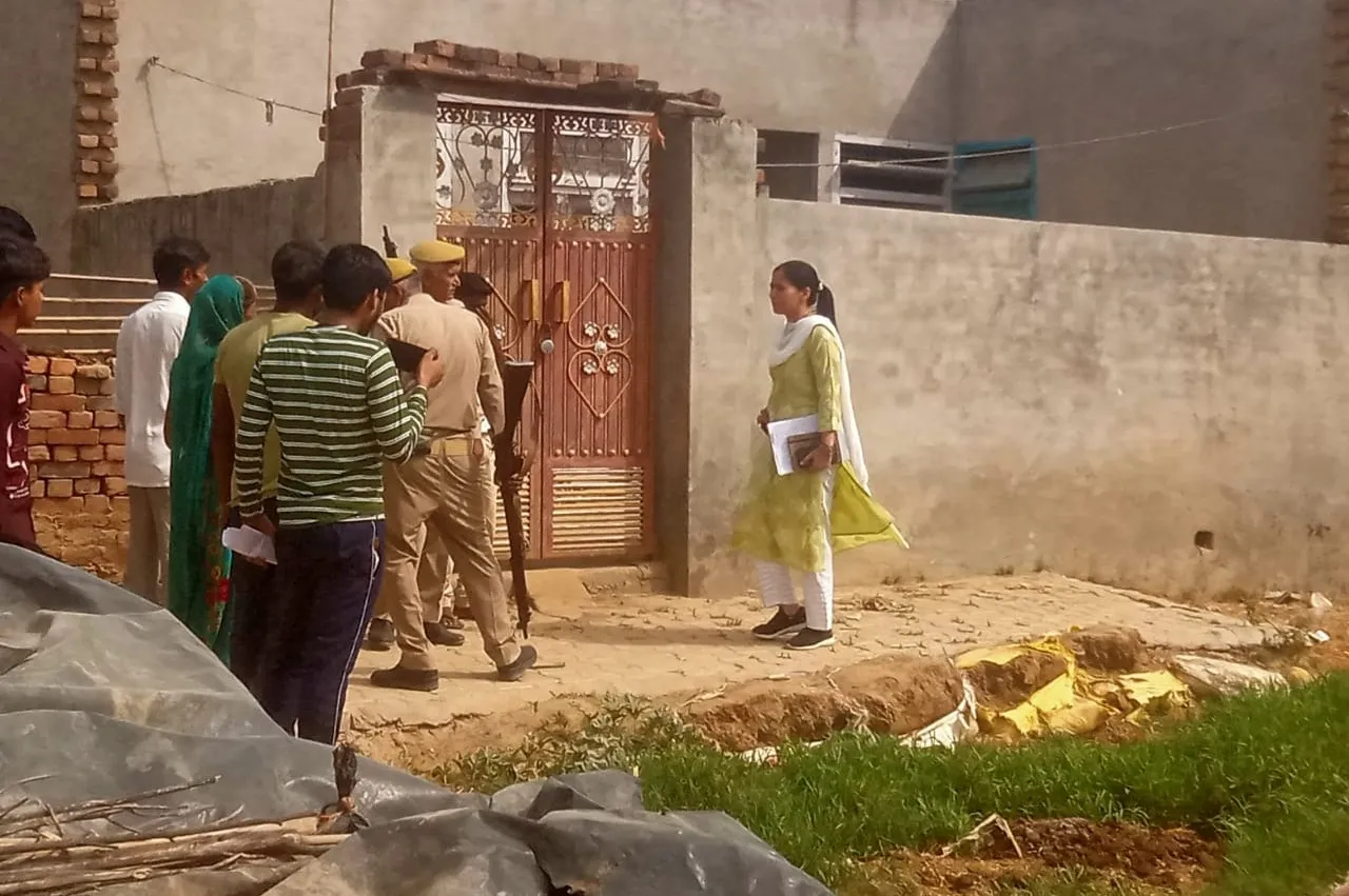 संभल: एसडीएम को तालाब पर मिला अवैध कब्जा, लेखपाल निलंबित