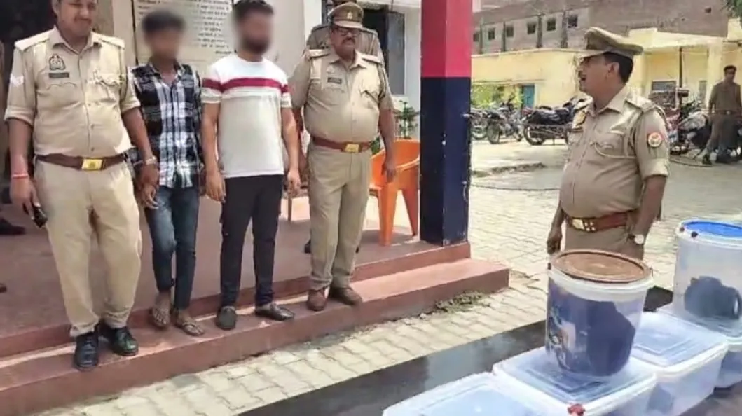 बदायूं: शादियों में बाराती बनकर गए और चोरी कर लिए कैमरे, दो आरोपी गिरफ्तार 