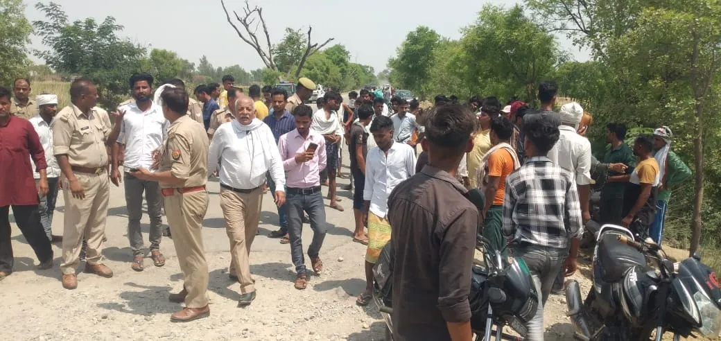 बदायूं: ट्रक की टक्कर से बाइक सवार महिला की मौत, ग्रामीणों ने जाम किया राजमार्ग