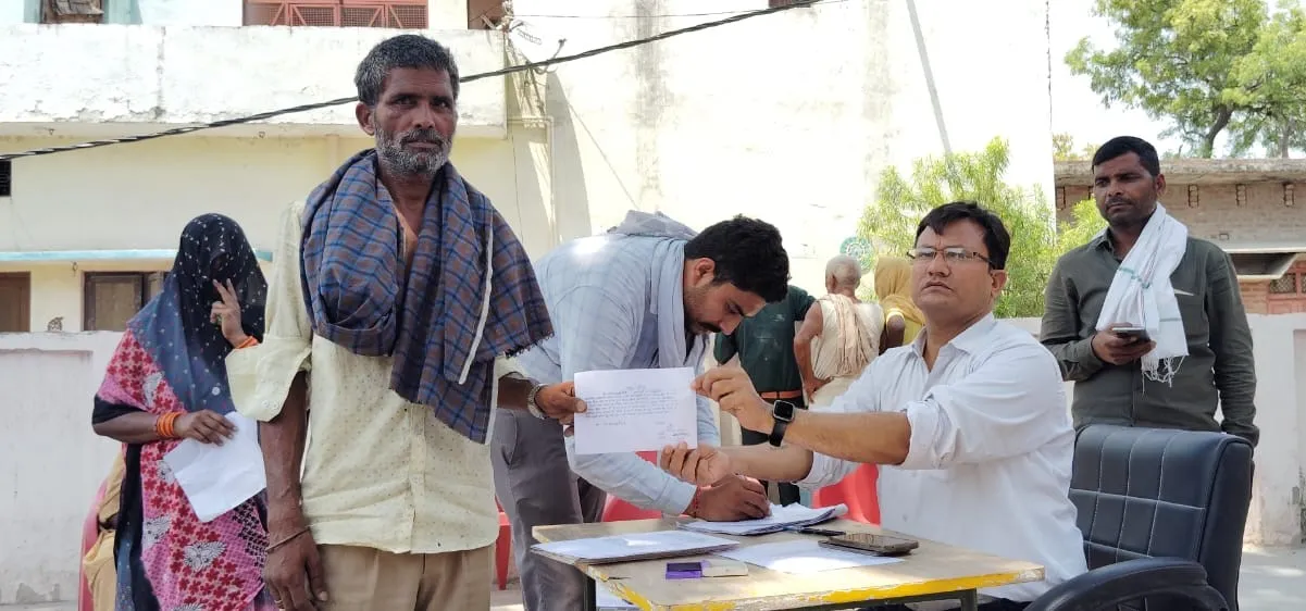 बदायूं: रिश्वत लेकर मिला प्रधानमंत्री आवास फिर क्यों करें निर्माण कार्य