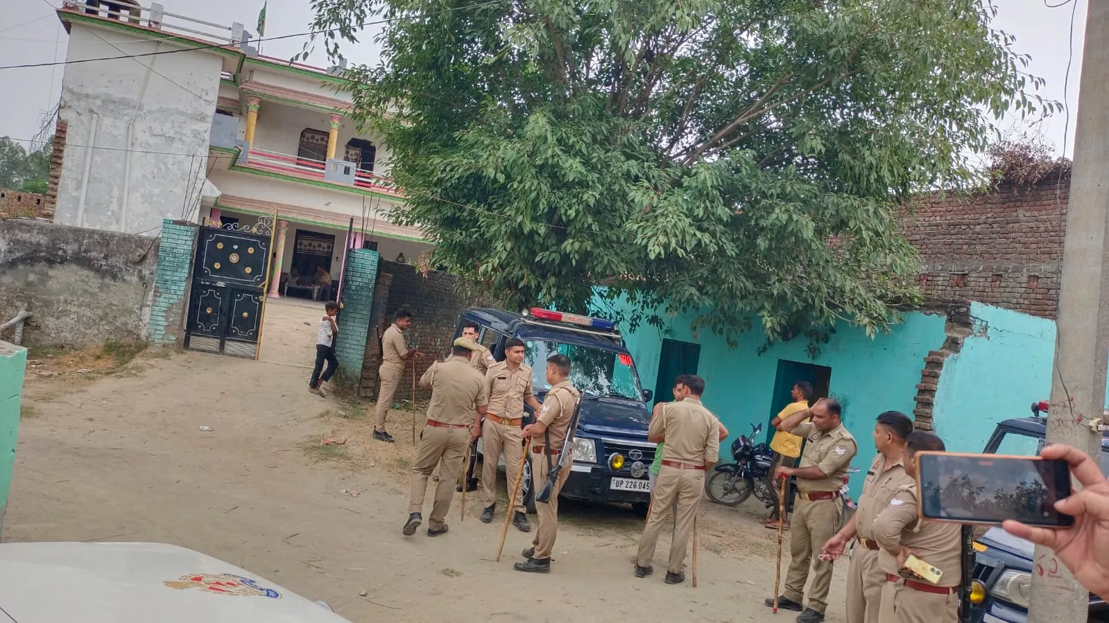 रामपुर: चक खरदिया में जमीनी विवाद को लेकर दो पक्ष आमने-सामने, चली गोली