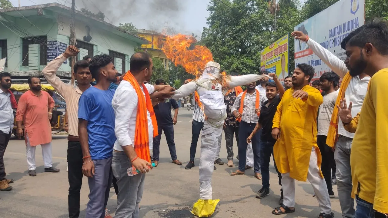 लखीमपुर खीरी: जिले भर में प्रदर्शन कर हिंदू संगठनों ने फूंका लव जिहाद का पुतला, सौंपा ज्ञापन   