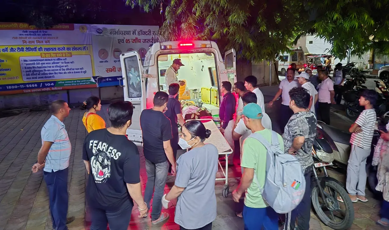 रामनगर: खाई में गिरी कार..बच्चे की मौत, तीन घायल