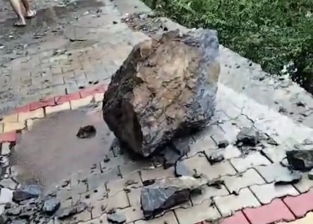 नैनीताल के कृष्णापुर में गिरने लगे बोल्डर , भूस्खलन का बड़ा खतरा, प्रशासन बजा रहा चैन की बंशी