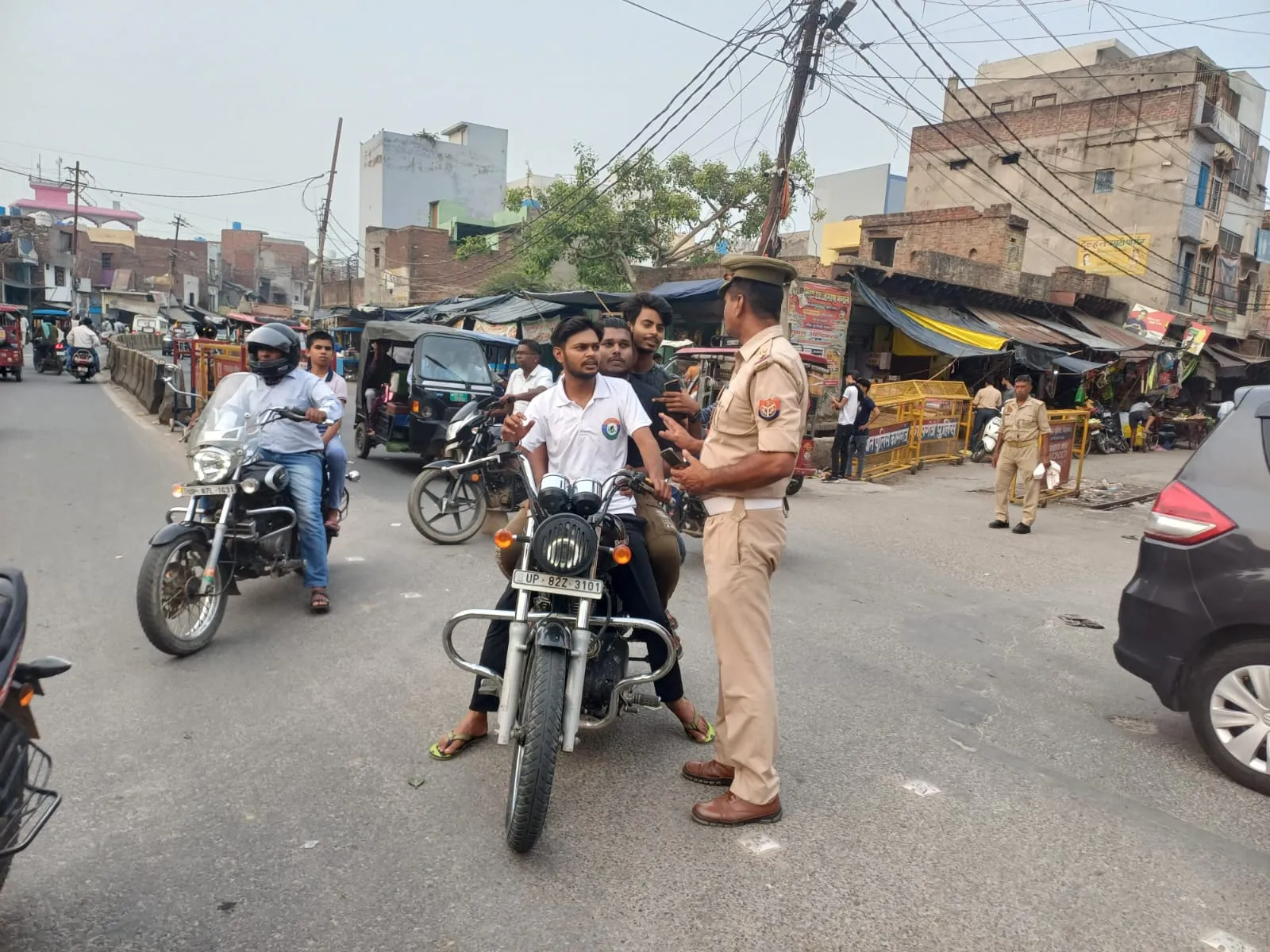 कासगंज: प्राइवेट वाहनों पर नीली बत्ती और सायरन लगाने वाले चालकों के खिलाफ की गई कार्रवाई