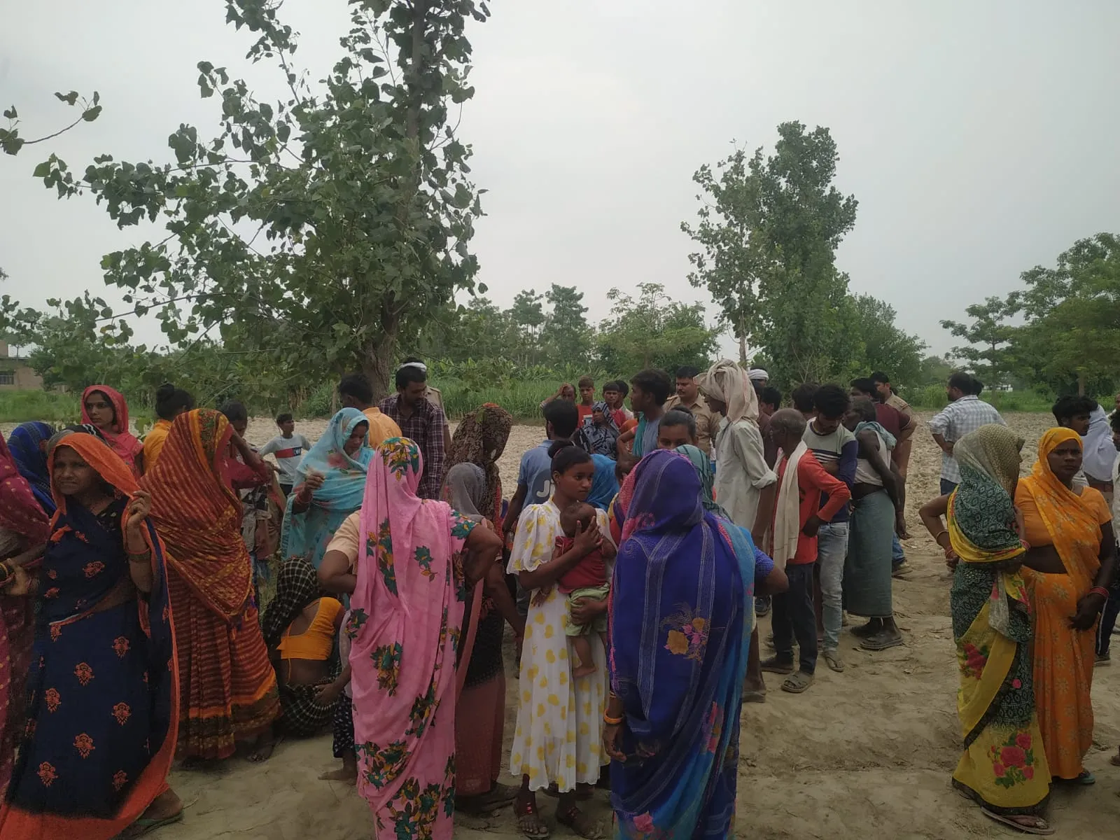 लखीमपुर खीरी: चाची-भतीजे का गूलर के पेड़ से लटका मिला शव, प्रेम प्रसंग के चलते आत्महत्या करने का है संदेह 