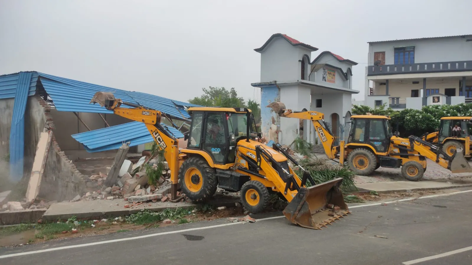 बरेली: गोलीकांड के आरोपी आदित्य उपाध्याय पर भी कसा शिकंजा, सांवरिया रिजॉर्ट पर चला बुलडोजर