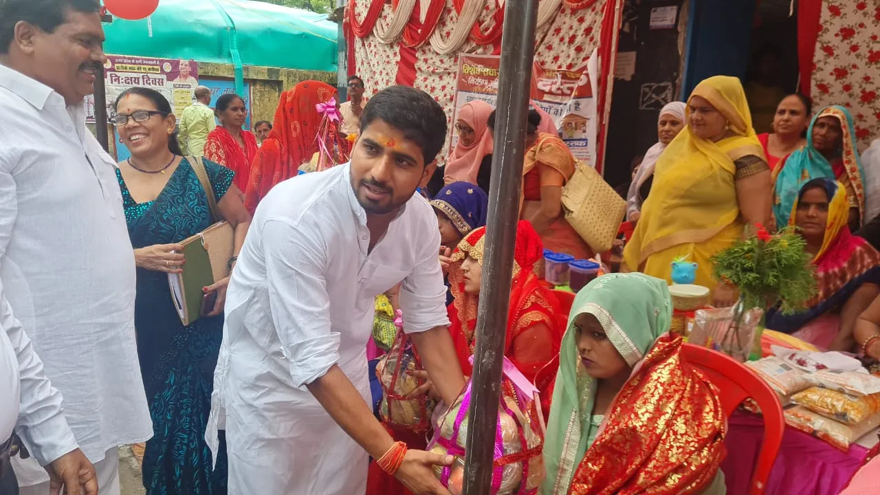 कासगंज: ब्लॉक प्रमुख ने की बैठक, बोले- शेष रहे विकास कार्यो को शीघ्र कराया जाएगा पूरा