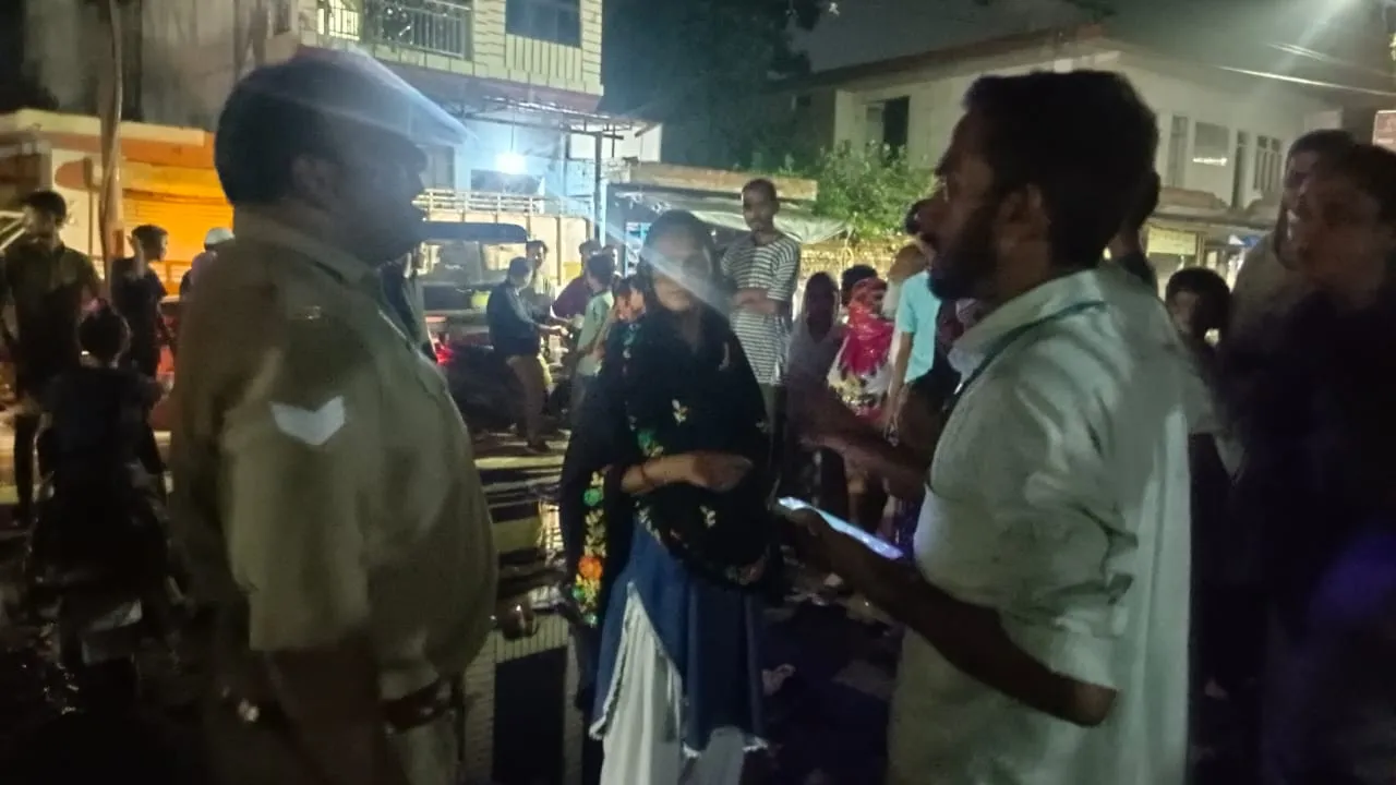 बरेली: इंग्लिश गंज में बिजली संकट से नाराज लोगों ने उपकेंद्र घेरा, कर्मचारी ने खुद को अंदर किया बंद