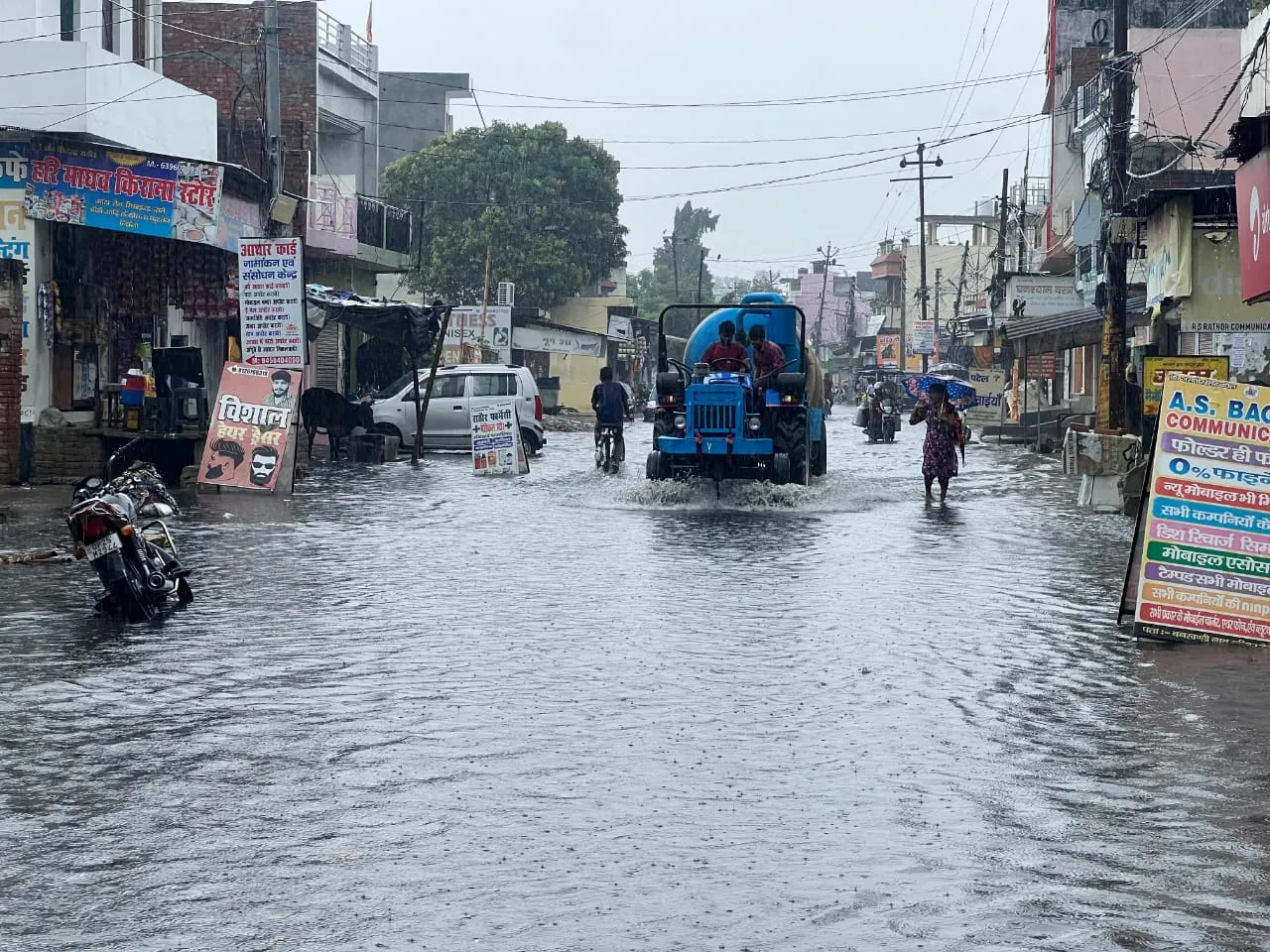 बरेली: कुछ देर की बारिश से 'डूबी स्मार्ट सिटी'! सड़क हैं या तालाब...तस्वीरों में देखिए हाल