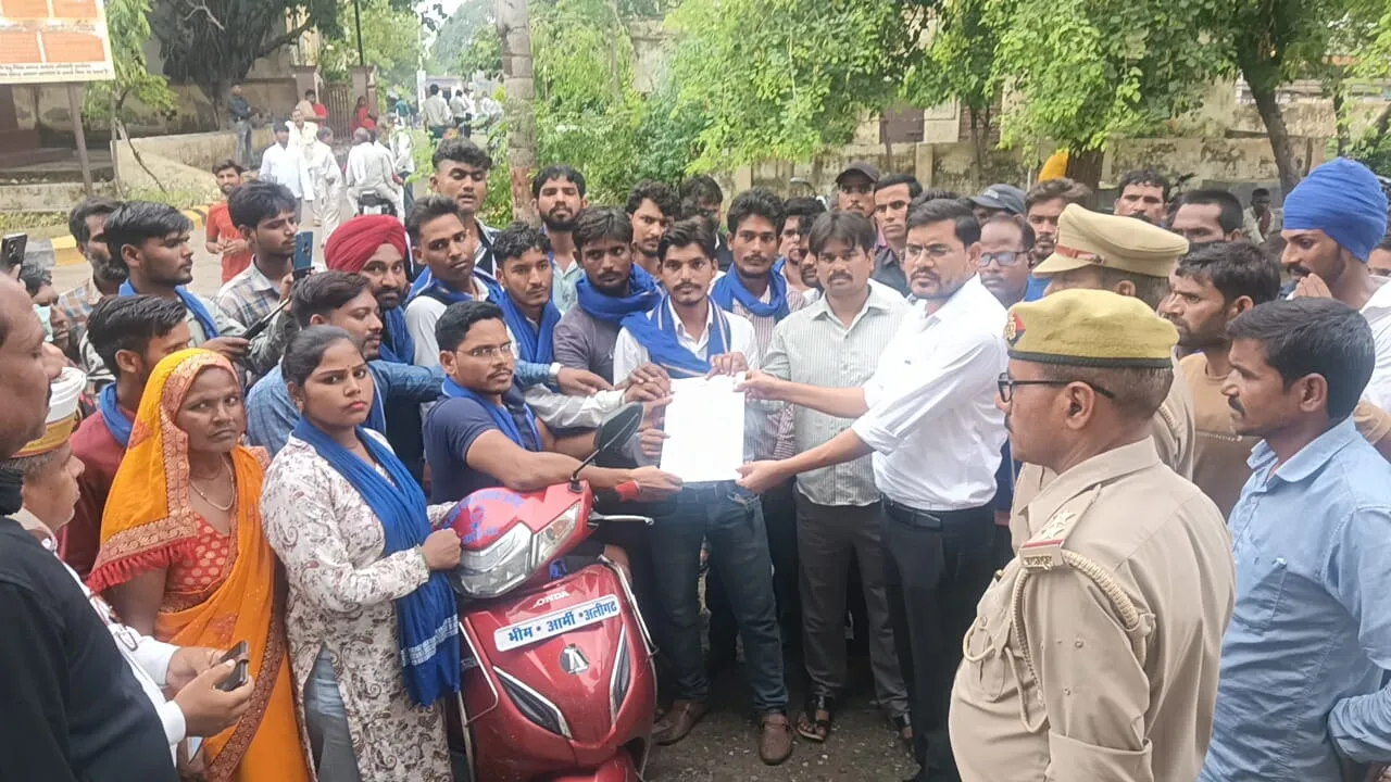 कासगंज: आंबेडकर पार्क पर अवैध कब्जे को लेकर भीम आर्मी का विरोध प्रदर्शन