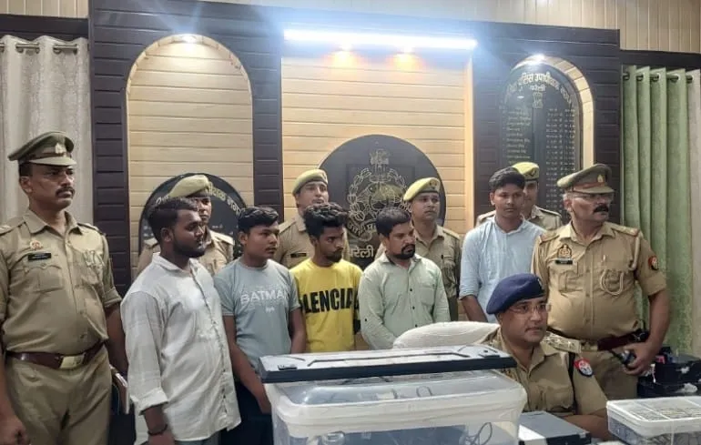 बरेली: जनसेवा केंद्रों पर मारा छापा, फर्जी आधार और आयुष्मान कार्ड बनाने वाले पांच गिरफ्तार