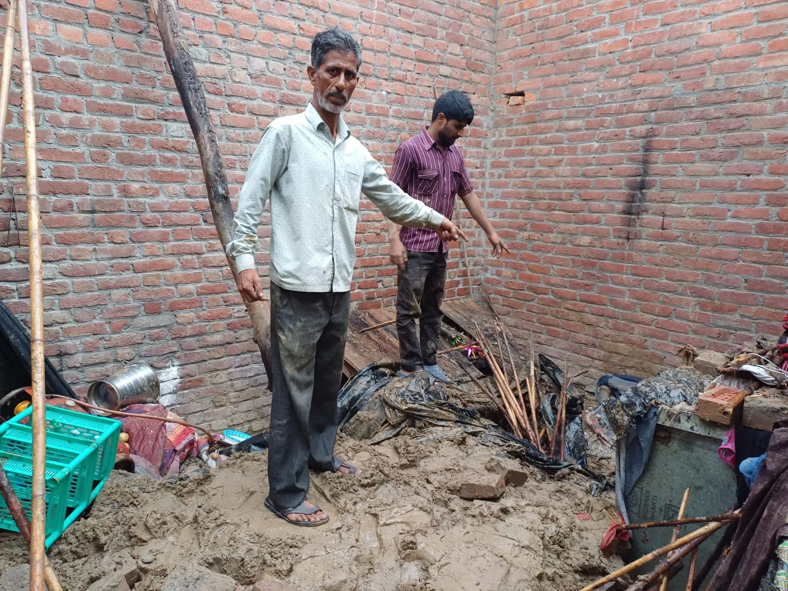 बदायूं: कच्चे मकान की छत गिरी, महिला की मौत...बेटा-बेटी घायल