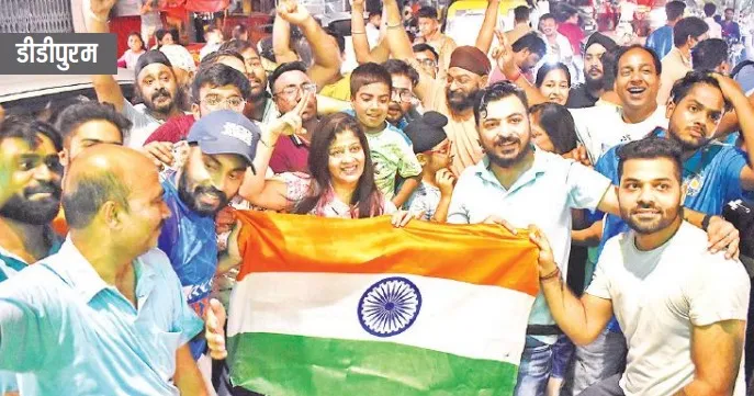 बरेली: T20 वर्ल्ड कप के फाइनल में जीत के बाद मना जश्न, रात में तिरंगे लहराते सड़कों पर निकले क्रिकेट प्रेमी