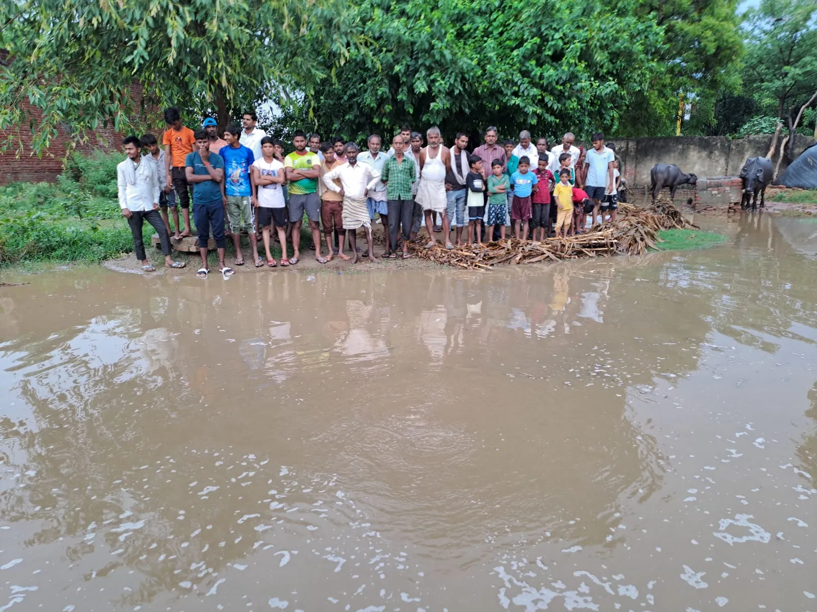 कासगंज: तेज आवाज के साथ फटी धरती, फूट पड़ी पानी की धार...जलमग्न हुआ गांव