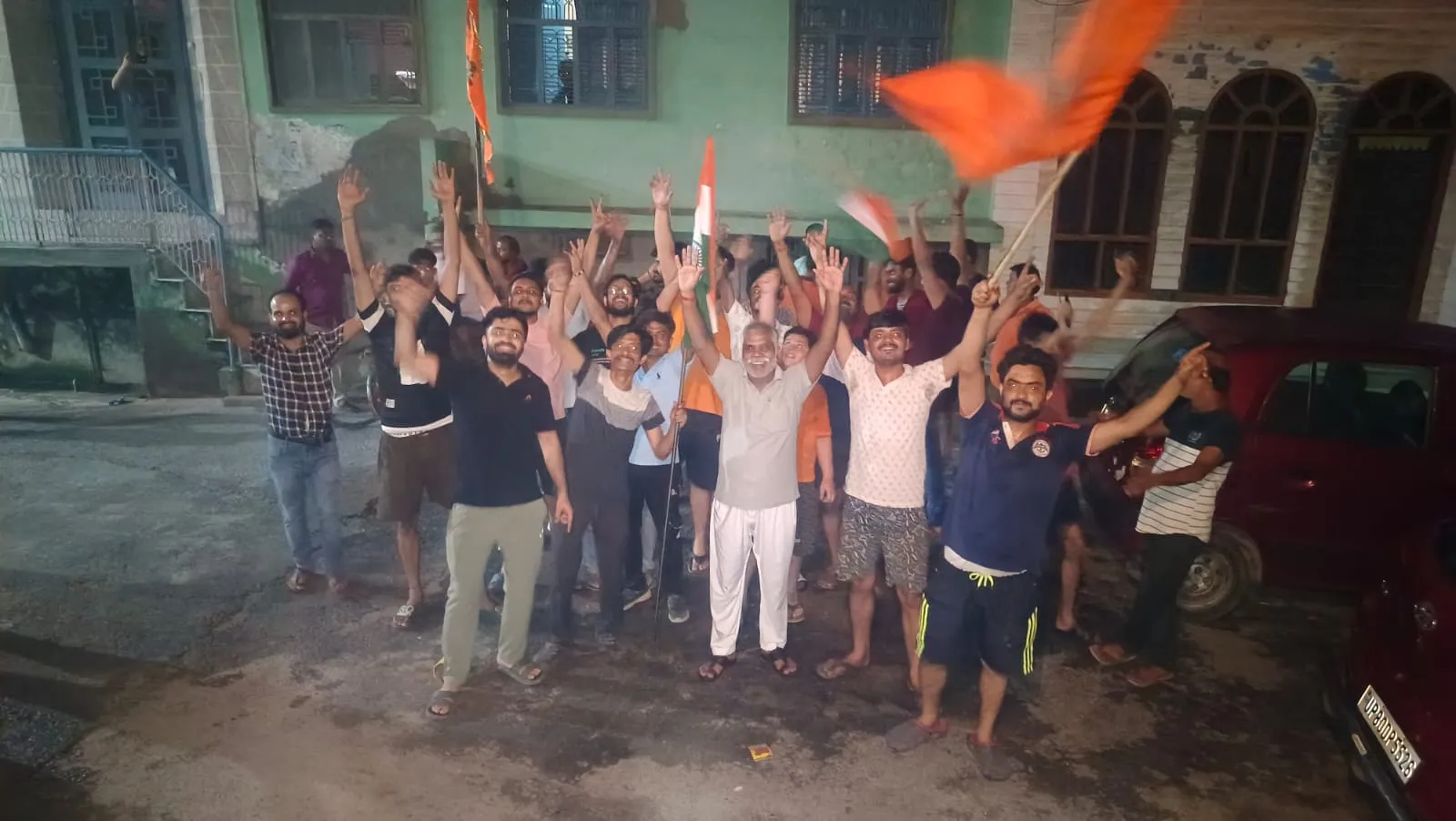 कासगंज: भारत के विश्व विजेता बनते ही चंहुओर मनाया गया जश्न, देर रात तक छूटते रहे पटाखे...झूमते रहे क्रिकेट प्रेमी