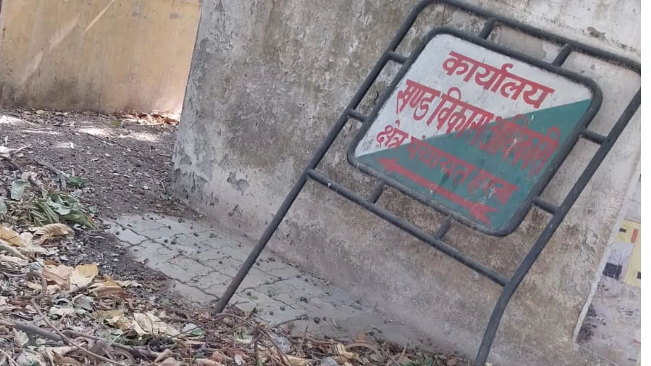 Barabanki: कार्यालय से  गायब अफसर, खाली कुर्सियां खा रही हवा, गर्मी में यहां-वहां दाैड़ रहे फरियादी
