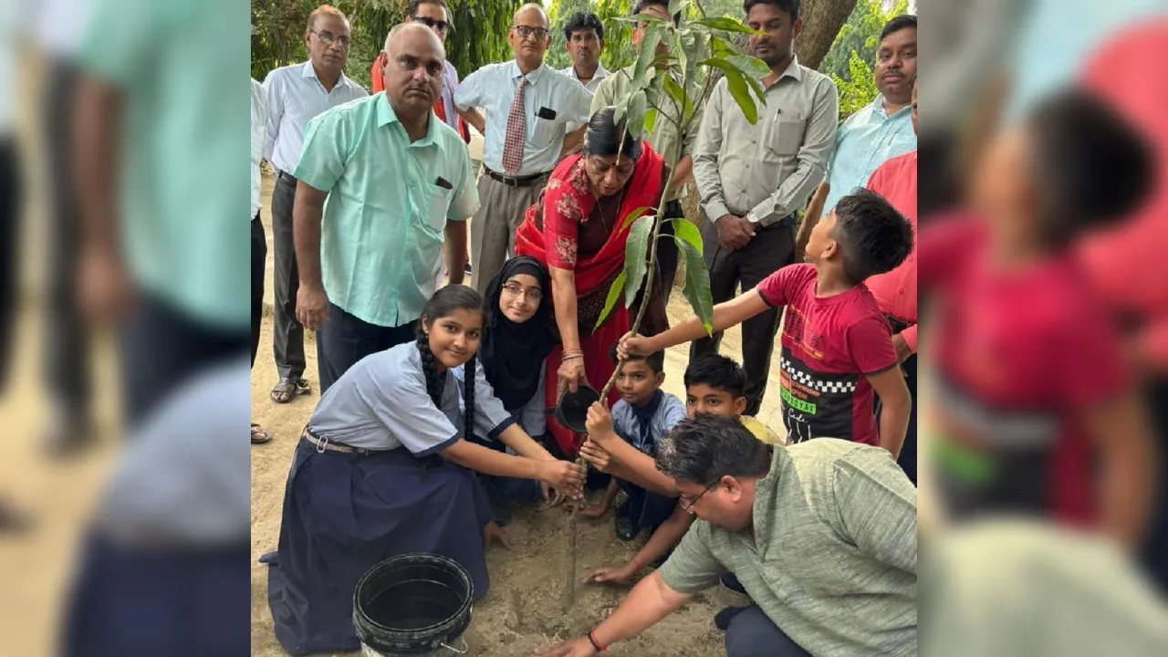 World Environment Day 2024: फर्रुखाबाद में पौधारोपण कर पर्यावरण को सुरक्षित रखने का दिया अनूठा संदेश