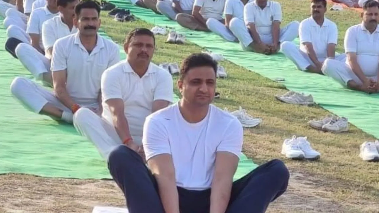International Yoga Day 2024: उन्नाव में अधिकारियों ने योग कर दिया निरोग रहने का संदेश...बच्चों से लेकर बड़े तक ने किया योगा