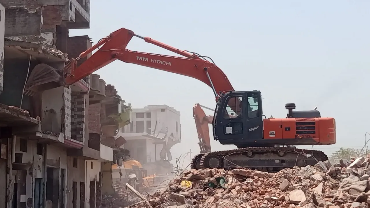 अकबरनगर में ध्वस्तीकरण की कार्रवाई लगातार चौथे दिन भी जारी (1)