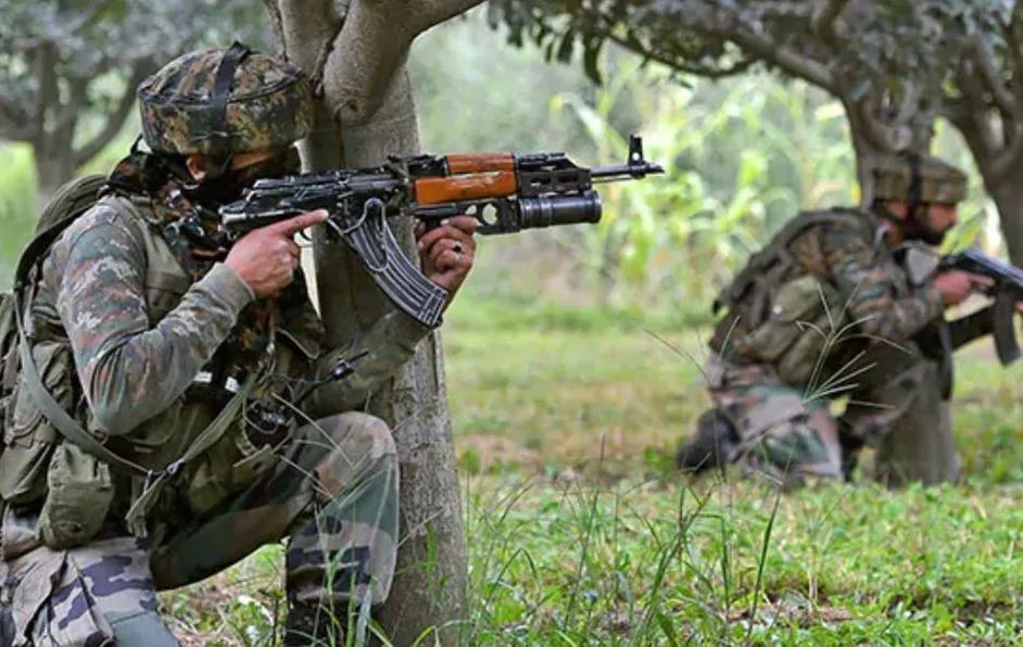 जम्मू-कश्मीर: पुलवामा में सुरक्षा बलों और आतंकियों के बीच मुठभेड़ 