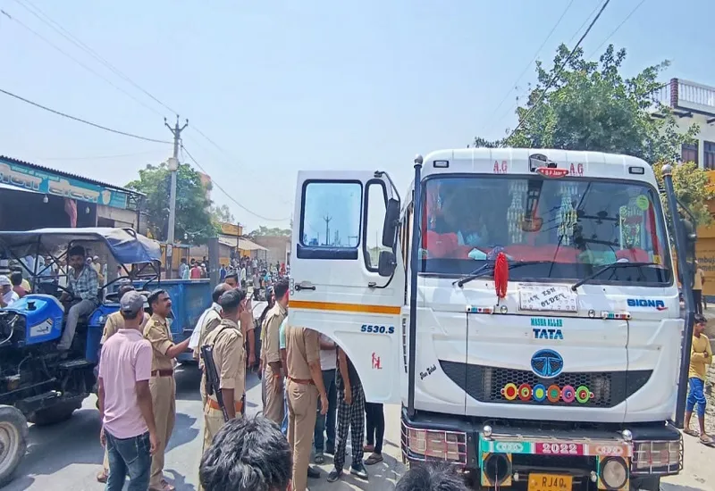 अमरोहा में दर्दनाक हादसा, ट्रक की टक्कर से दंपति समेत तीन की मौत, बाइक पर सवार होकर तेहरवीं में जा रहे थे परिजन