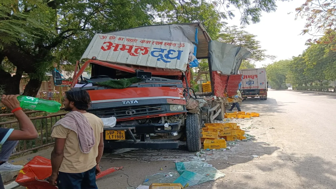 प्रयागराज : अमूल दूध के भरे ट्रक को डंपर ने मारा टक्कर, लाखों का सामान हुआ खराब, मची खलबली 