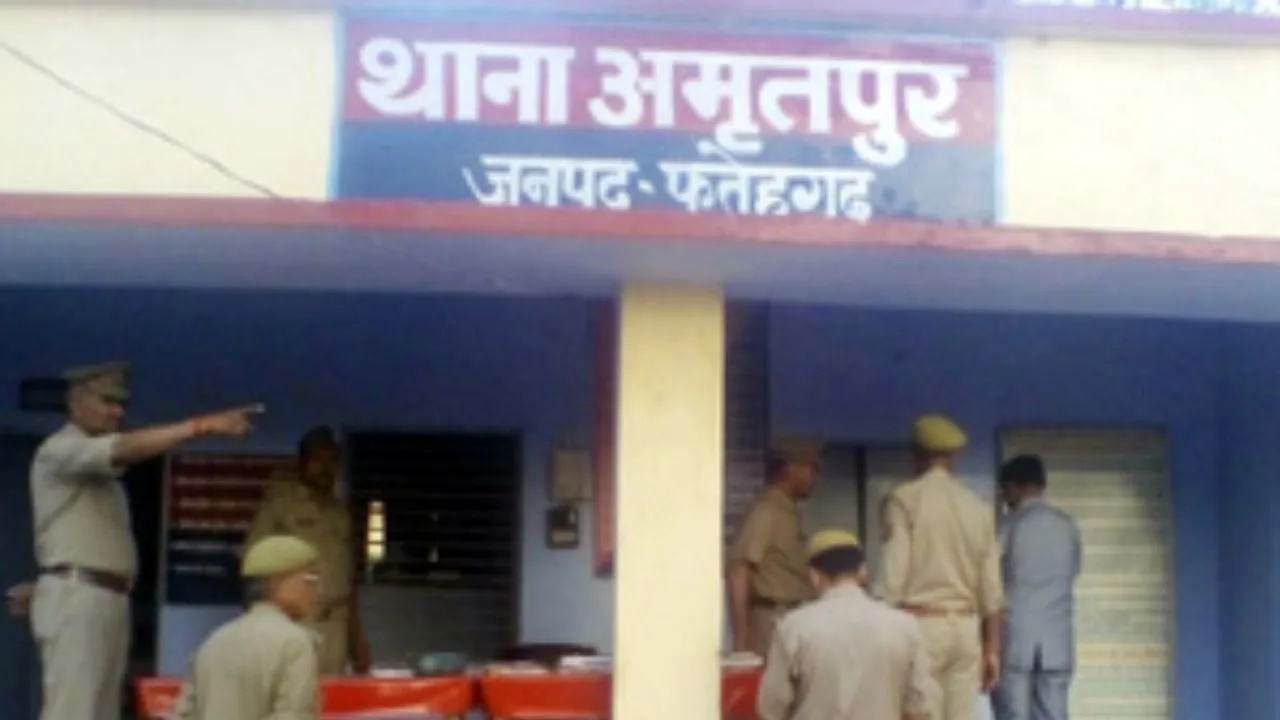 Farrukhabad Fire: लीकेज गैस सिलडेंर से लगी आग...दो घरों की गृहस्थी समेत लाखों का माल खाक, एक युवती झुलसी