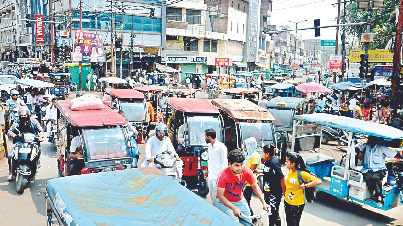 Kanpur: सो रहा आरटीओ, ट्रैफिक नियम रौंद रहे ई-रिक्शे, बीच सड़क पर सवारी उतारते और बिठाते, फैलाते अराजकता