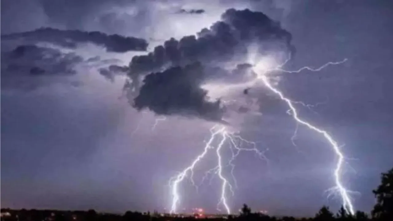 फिरोजाबाद: आकाशीय बिजली गिरने से दो मनरेगा मजदूरों की मौत, एक घायल 