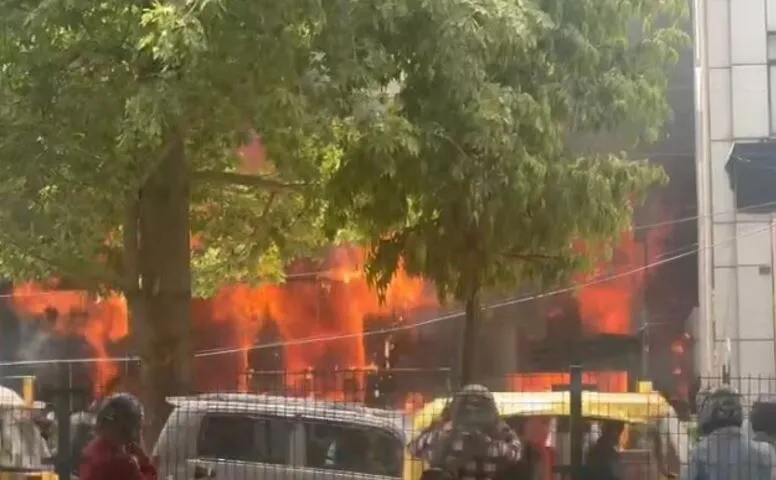 दिल्ली: लाजपत नगर के अस्पताल में लगी भीषण आग, मची अफरा-तफरी