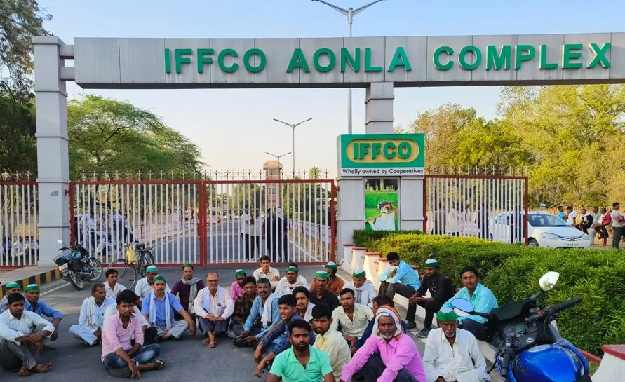 Bareilly News: इफको ने फिर की वादा खिलाफी, भूदाता किसानों ने गेट पर किया धरना प्रदर्शन
