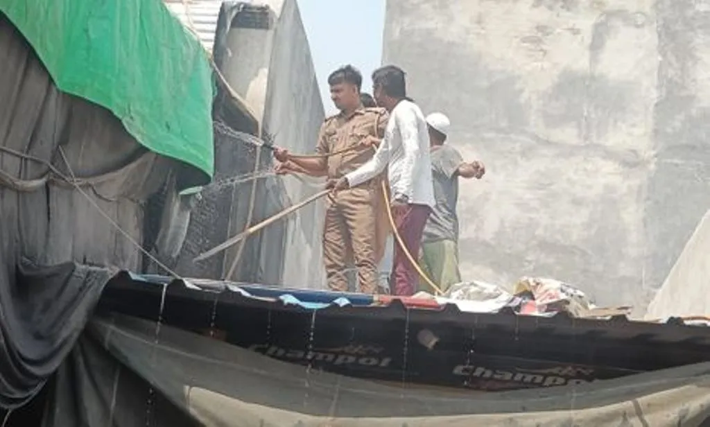 बरेली: कपड़ों के शोरूम में लगी आग, भारी नुकसान की आशंका 