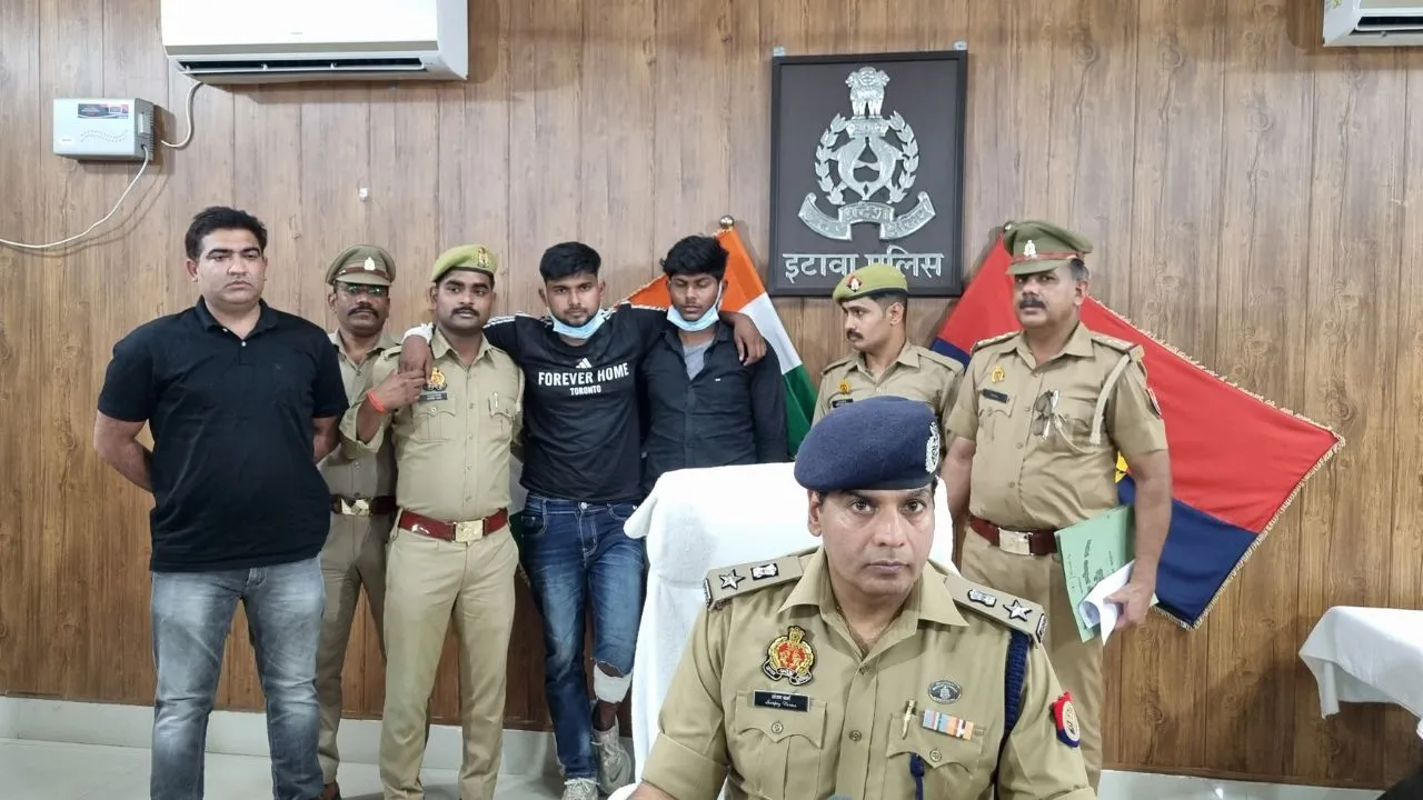 Etawah Crime: चेन स्नेचिंग गिरोह के दो सदस्य पुलिस मु़ठभेड में गिरफ्तार...एक के पैर में लगी गोली, लूट का माल बरामद