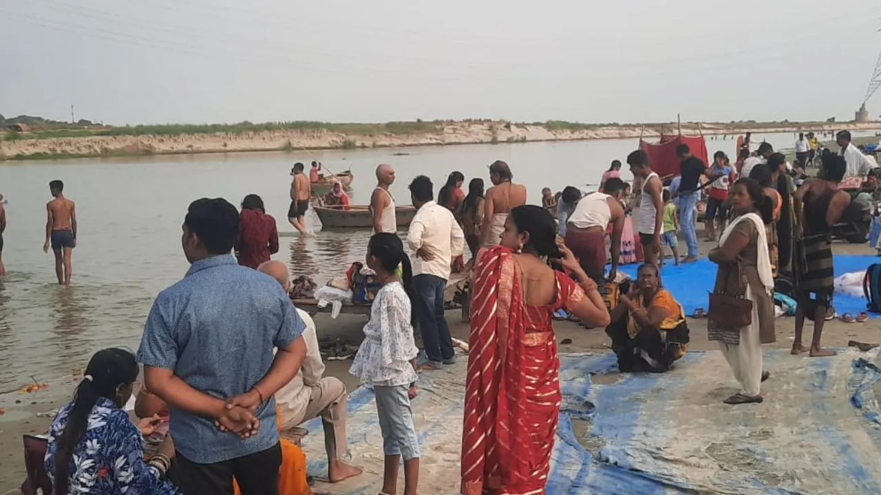 Unnao: अमावस्या के अवसर पर सैकड़ों श्रद्धालुओं ने लगाई आस्था की डुबकी...गंगा तट पर लगी दुकानदारों में खूब हुई खरीददारी