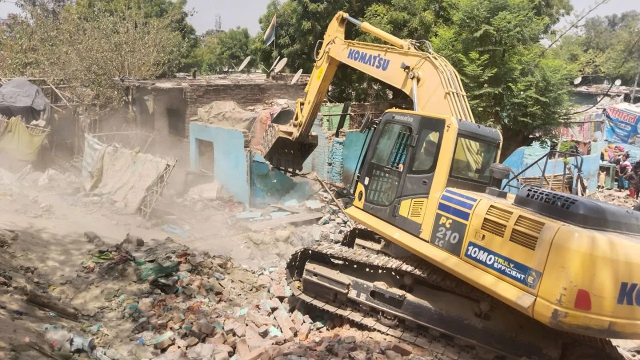 उन्नाव में चला बुलडोजर