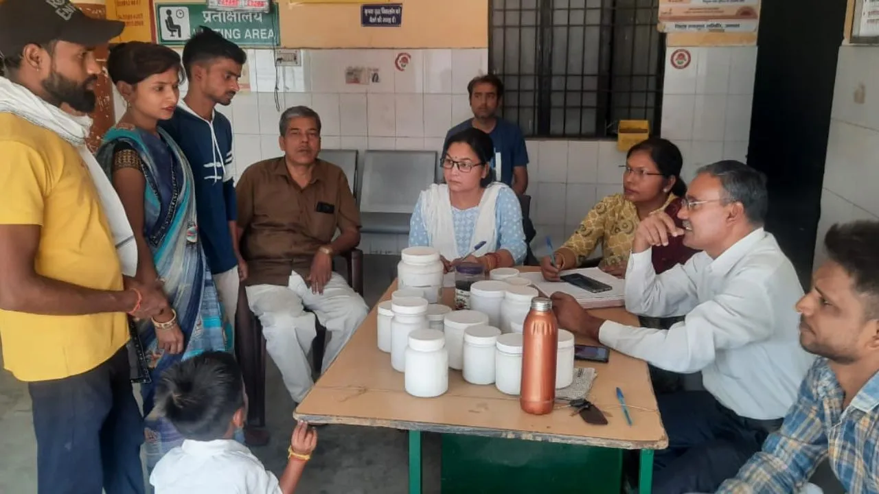 Unnao: मुख्यमंत्री जन आरोग्य मेले में पहुंचे मरीज, डॉक्टरों ने परीक्षण कर बांटी दवाइयां