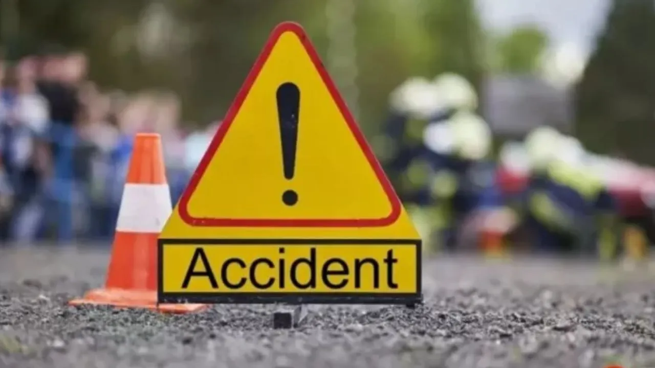 Hamirpur Accident: बाइक सवारों को डंपर ने रौंदा, हादसे में एक युवक की मौत, दो गंभीर, अस्पताल में भर्ती, चालक फरार