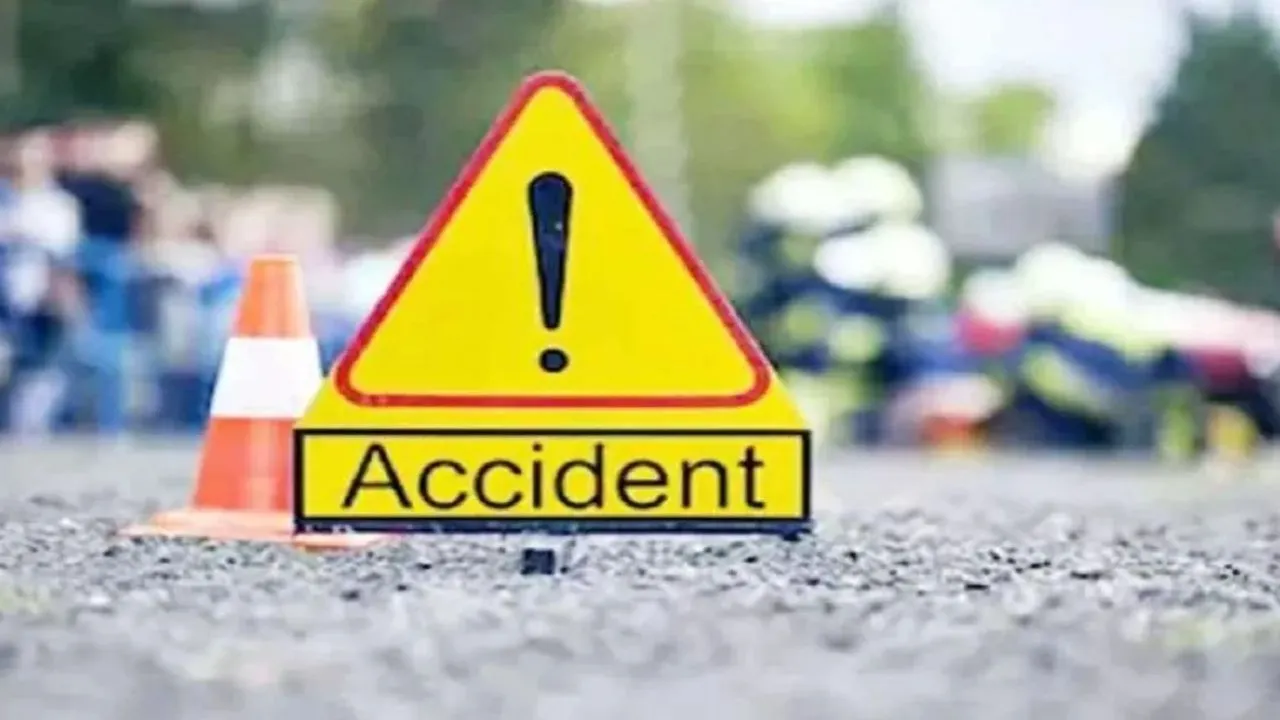 Kanpur Accident: अनियंत्रित ट्रैक्टर ट्राली खंती में पलटी, चालक की मौत, साथी मजदूर ने कूदकर बचाई जान