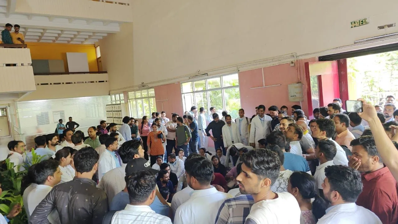 SGPGI: महिला डॉक्टर पर नर्सिंग ऑफिसर को थप्पड़ मारने का लगा आरोप, विरोध शुरू