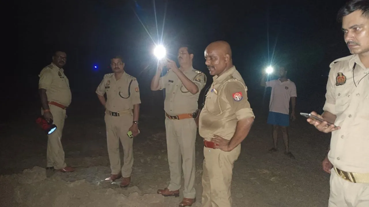 Auraiya: अवैध खनन मामले में एसपी ने थाना प्रभारी को किया लाइन हाजिर, पुलिस पर मिलीभगत का आरोप लगा ग्रामीणों ने किया पथराव