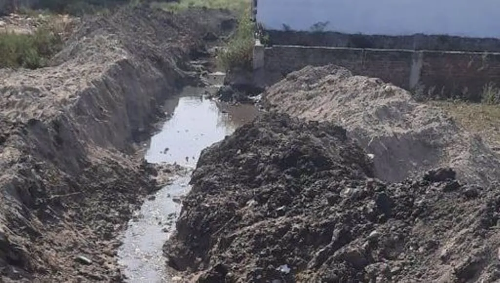 पीलीभीत: गंदे पानी के निकास की समस्या का होगा समाधान, चेयरमैन ने जेसीबी से खुदवाया नाला...बोले- जल्द होगा पक्का निर्माण 