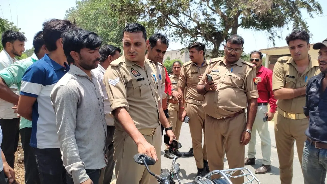 Kannauj: बाइकों की हुई आमने-सामने भिड़ंत, हादसे में दोनों चालकों की मौत, एक की हालत गंभीर, अस्पताल में भर्ती