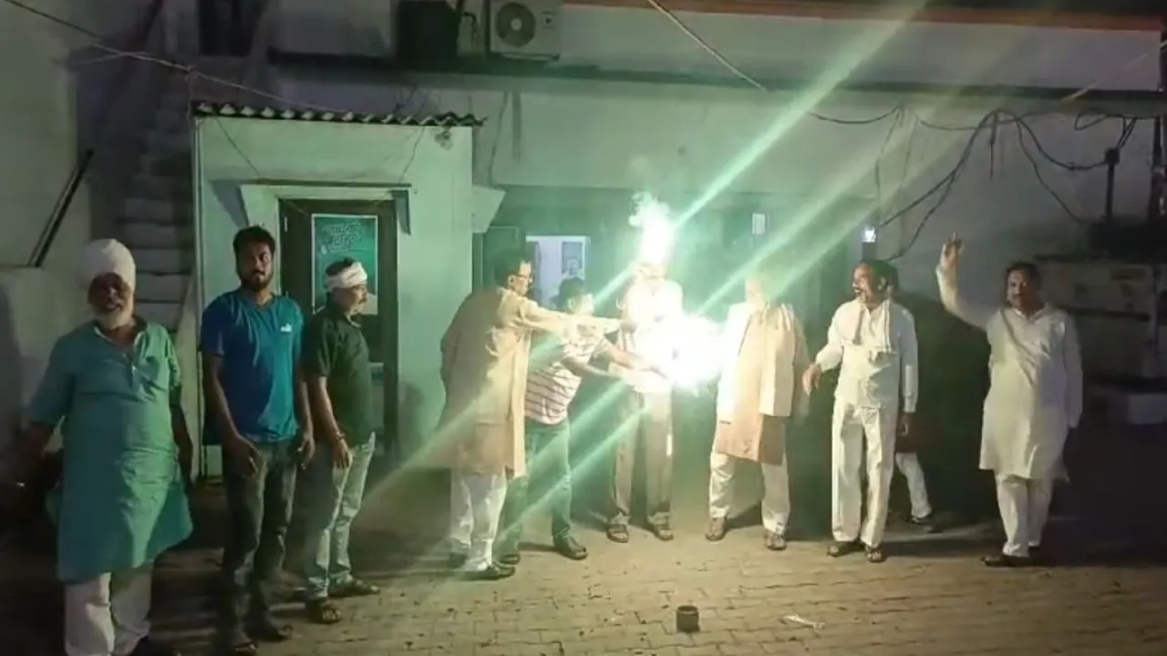 राहुल के रायबरेली सांसद बने रहने पर कांग्रेसियों ने मनाया जश्न