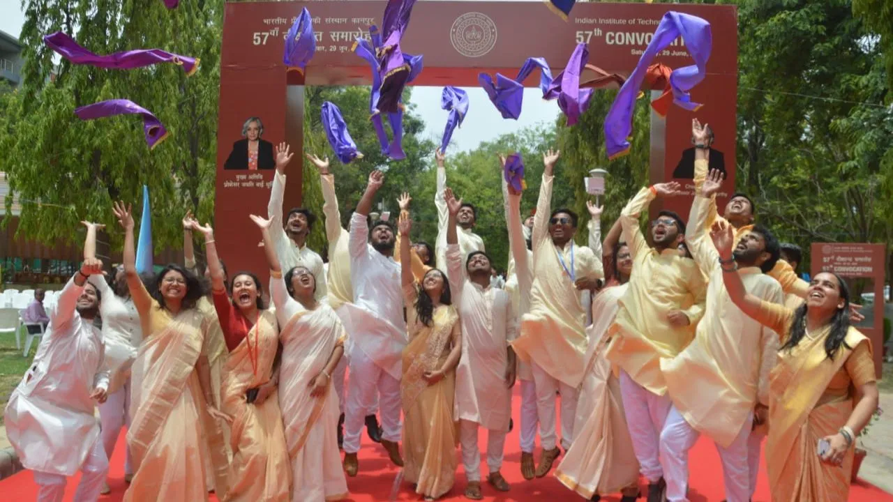 IIT Kanpur में 57वें दीक्षांत समारोह का आयोजन: 2332 छात्रोंं को मिली डिग्री, प्रो. जयति वाई. मूर्ति ने दिए गुरु मंत्र