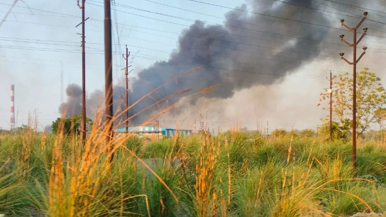 Kanpur Fire: नमकीन दालमोठ दुकान में लगी भीषण आग...समय रहते दमकल ने पाया काबू, घनी आबादी में हो सकता था बड़ा हादसा